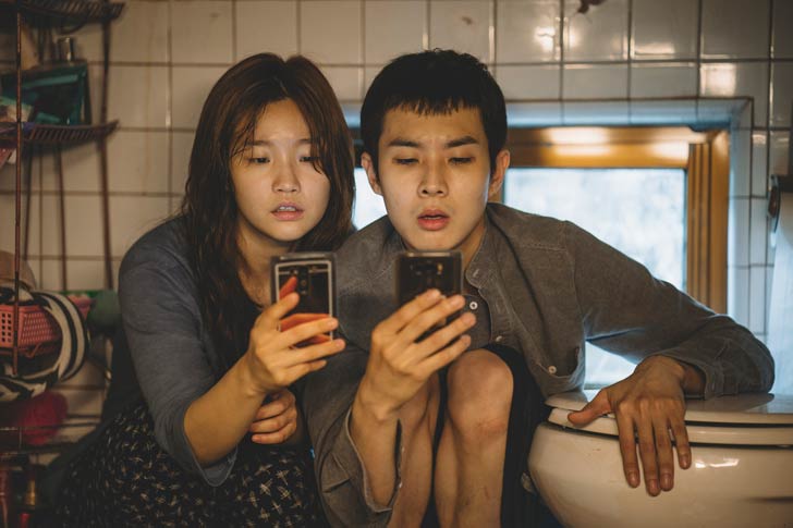 Für kostenloses Internet kriechen Ki-jung (Park So Dam) und ihr Bruder Ki-woo (Choi Woo Shik) in die entlegensten Ecken ihrer Behausung